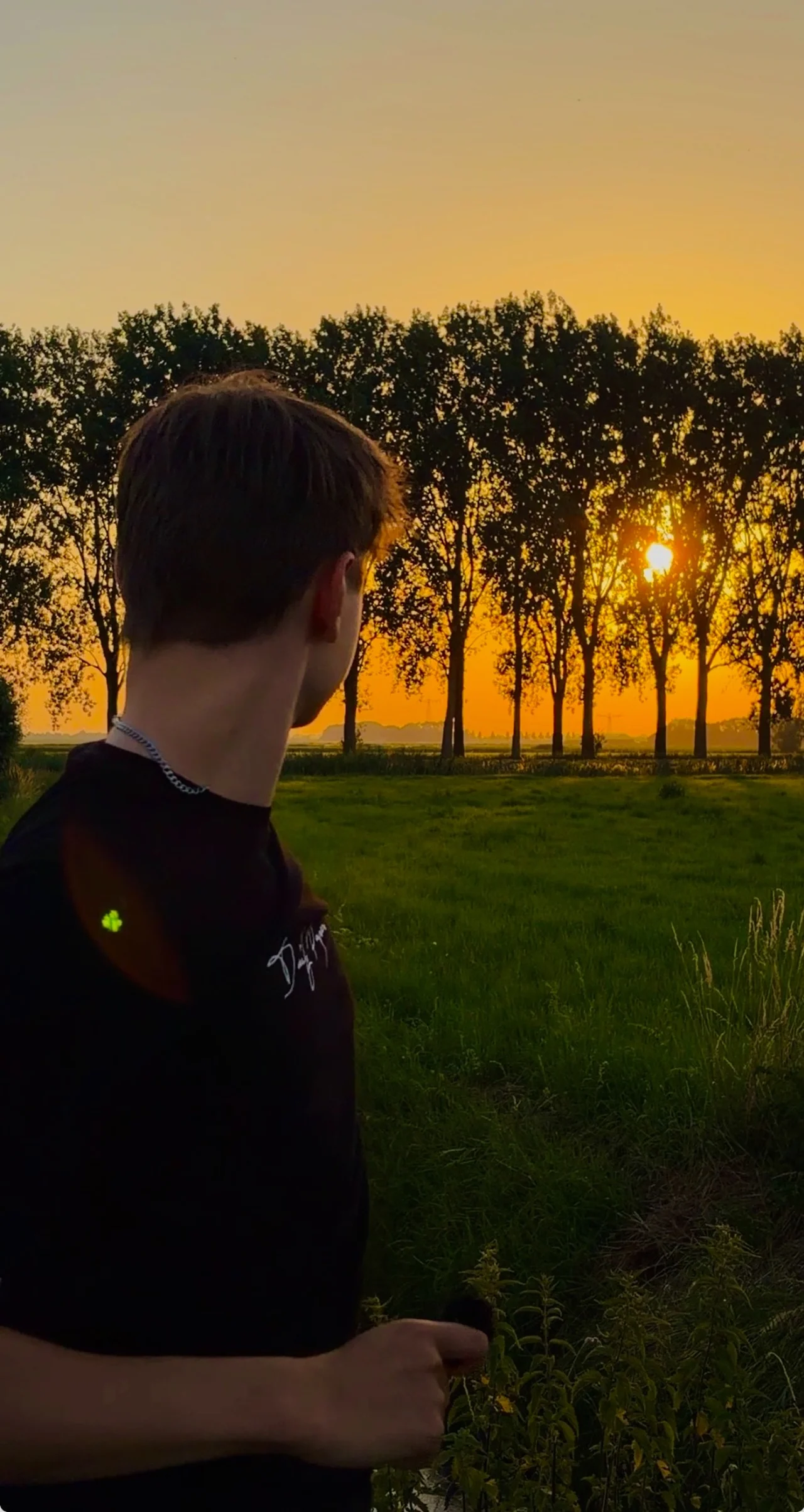 Sebas kijkt naar de zonsondergang