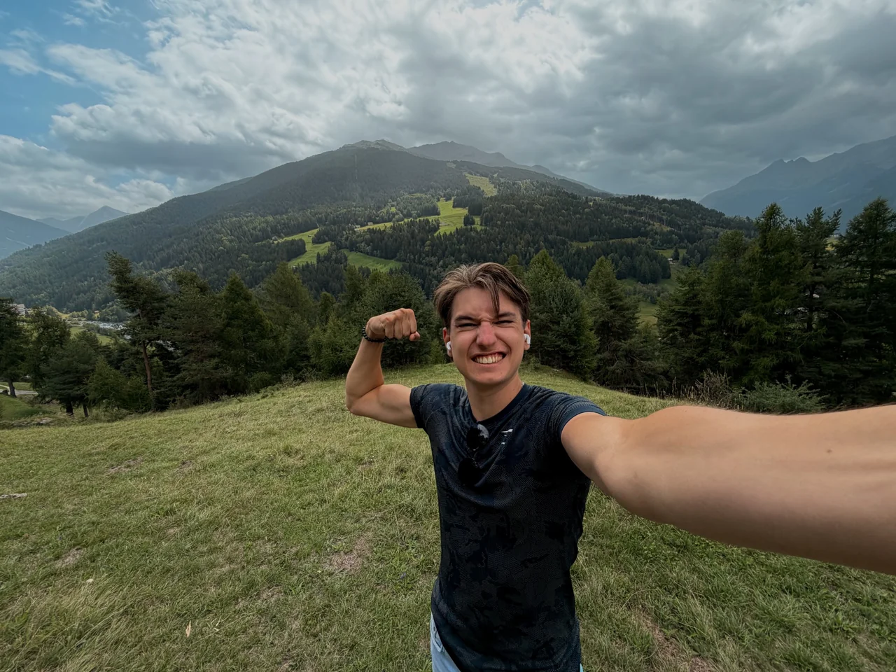 Sebas lacht tijdens een wandeling in de bergen